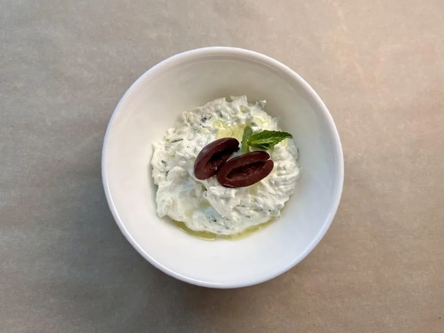 Дзадзики - греческая закуска из йогурта и свежего огурца