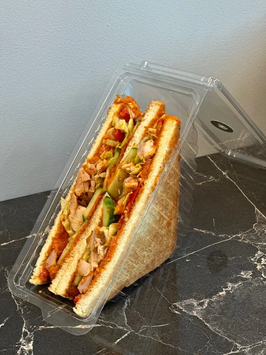 Сэндвич с цыпленком гриль и соусом из печеной паприки