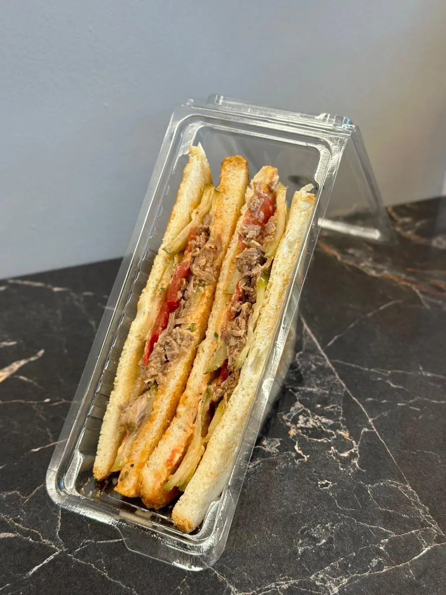 Сэндвич с томленой телятиной и фирменным соусом