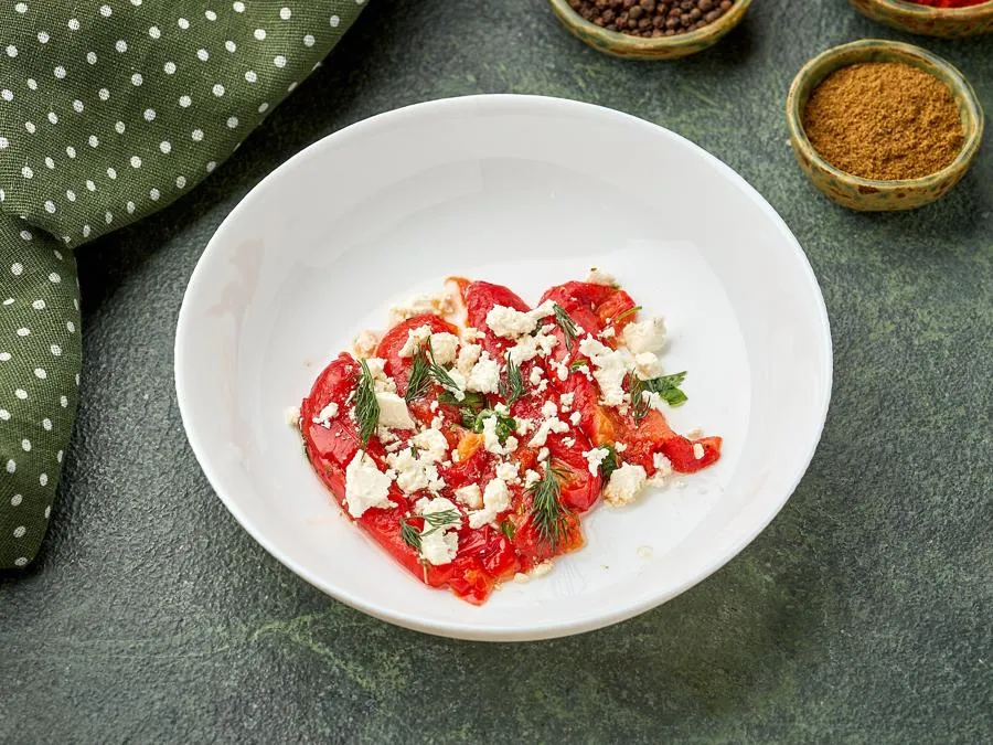 Печеные перцы с чесноком и мягким сыром