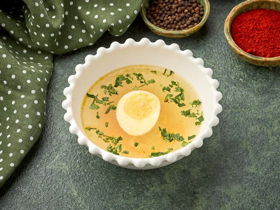 Куриный бульон с яйцом и овощами