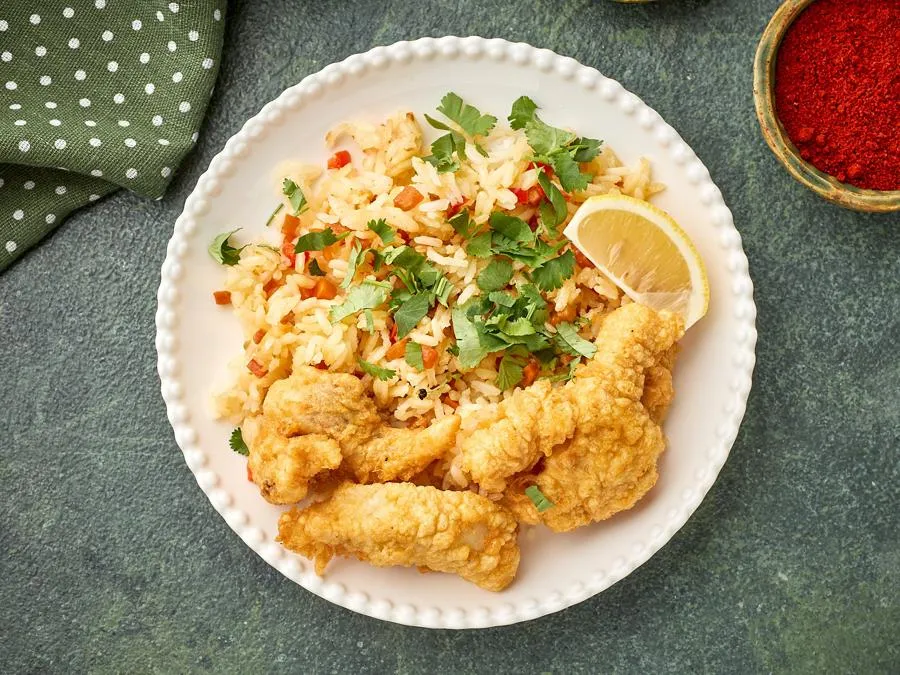 Минтай в кляре с рисом и овощами