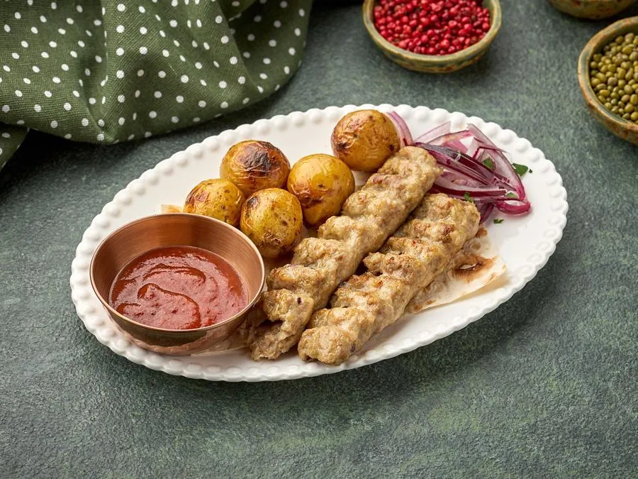 Кебаб из курицы с шашлыком из молодого картофеля