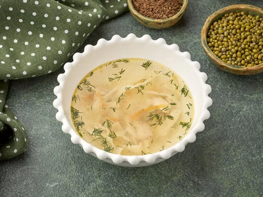 Куриный бульон с домашней лапшой