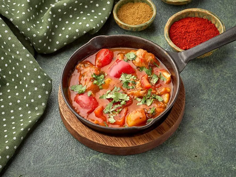 Тушеная курица с овощами