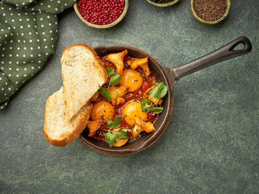 Пряная шакшука с лисичками