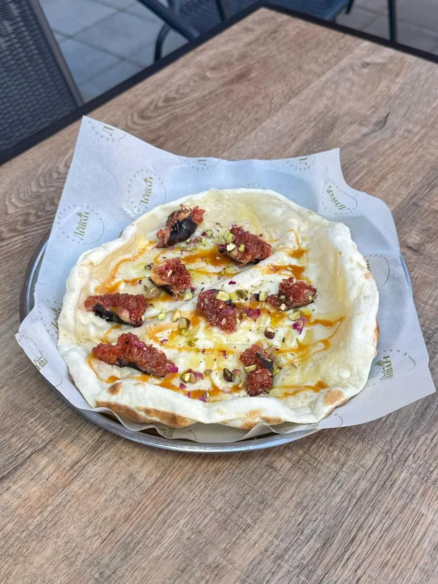 Ламаджо с инжиром, сыром и соленой карамелью 