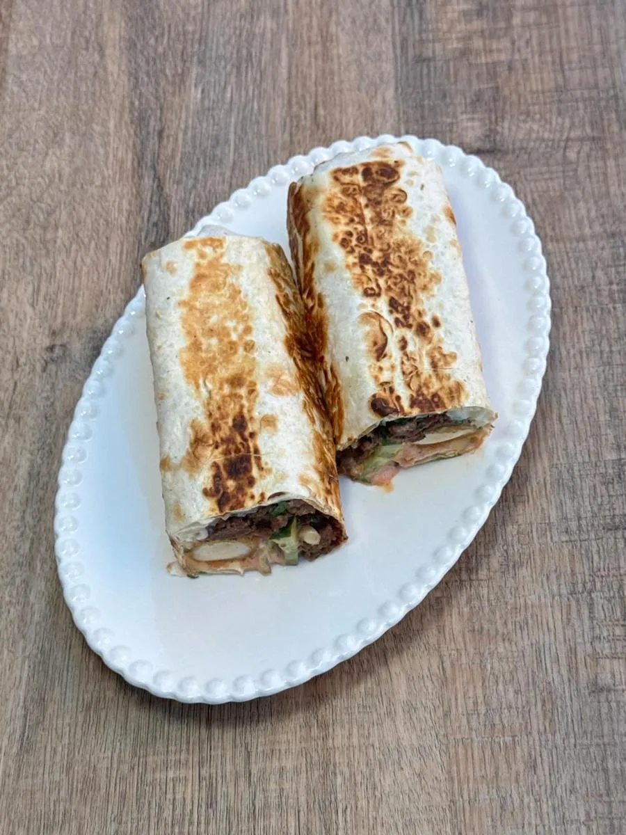 Сырная шаурма с мясным фаршем и авторским соусом 