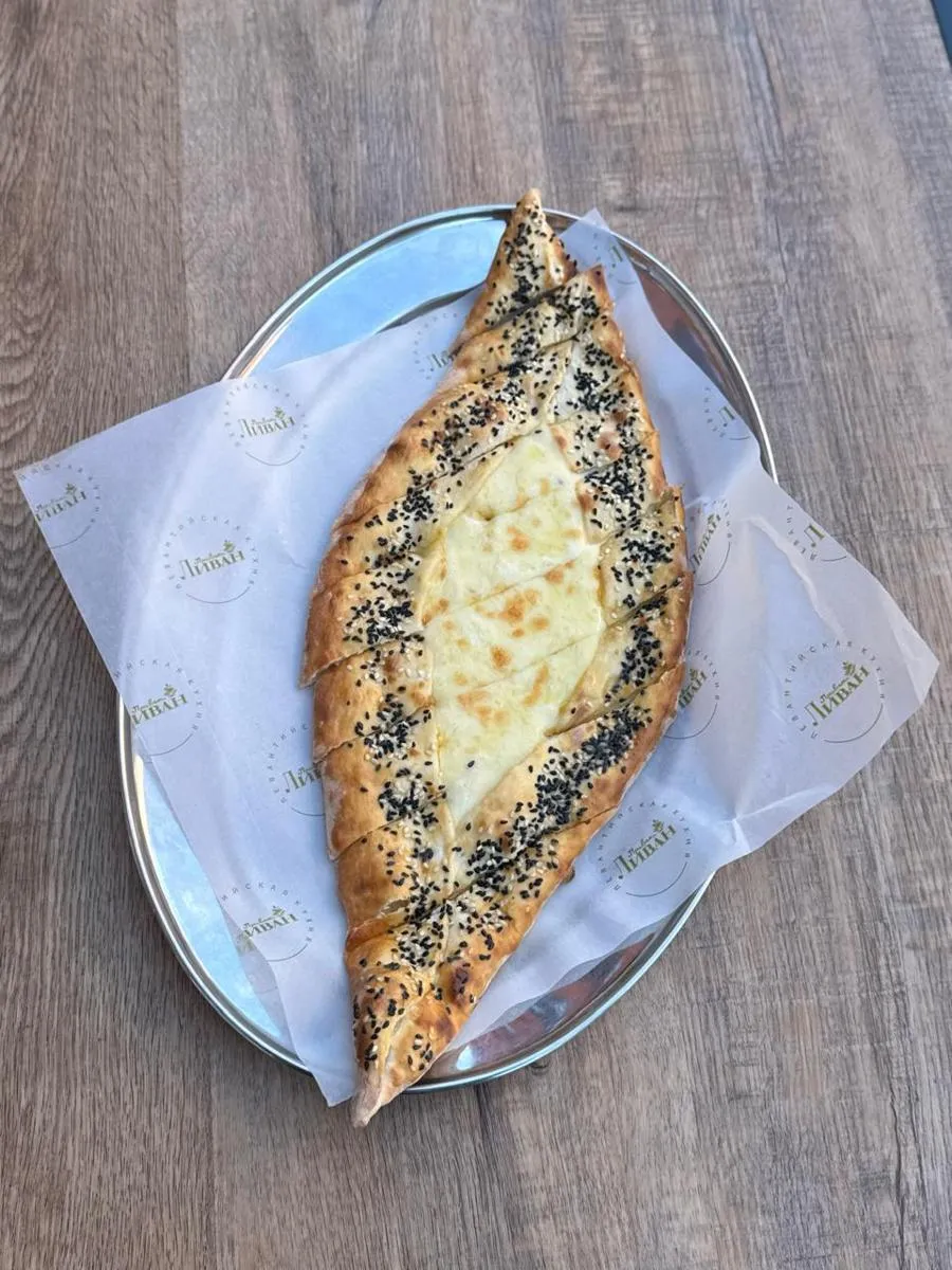 Пиде с фермерскими сырами и трюфельным маслом