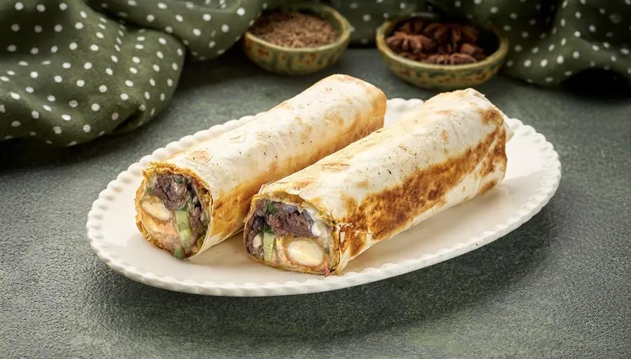 Сырная шаурма с мясным фаршем и авторским соусом