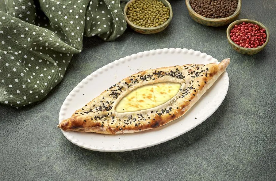 Пиде с фермерскими сырами и трюфельным маслом