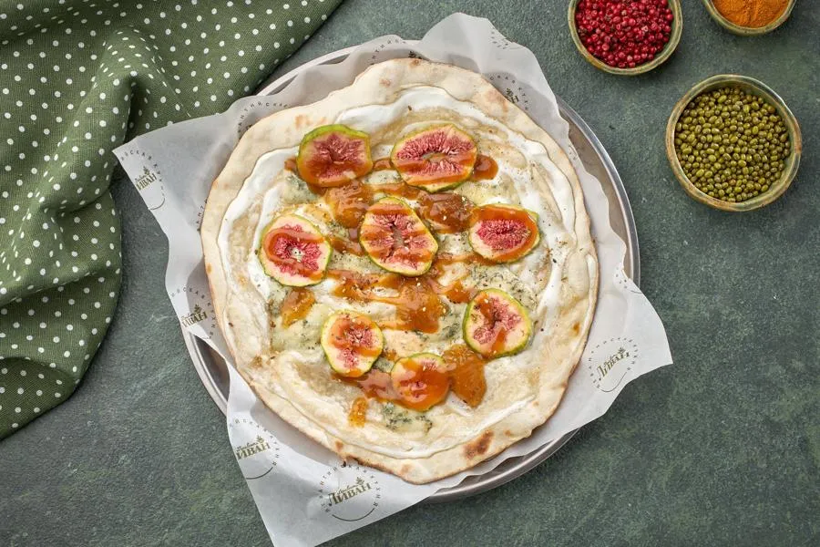 Ламаджо с инжиром, сыром и соленой карамелью 