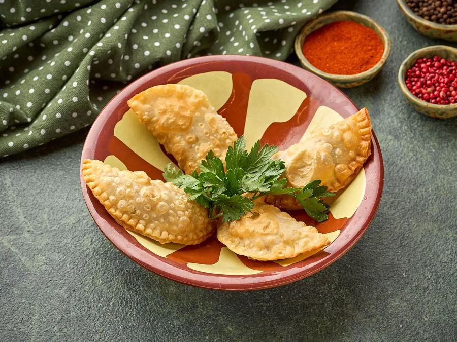 Самбусики- ливанские пирожки с мясным фаршем и кедровым орехом 